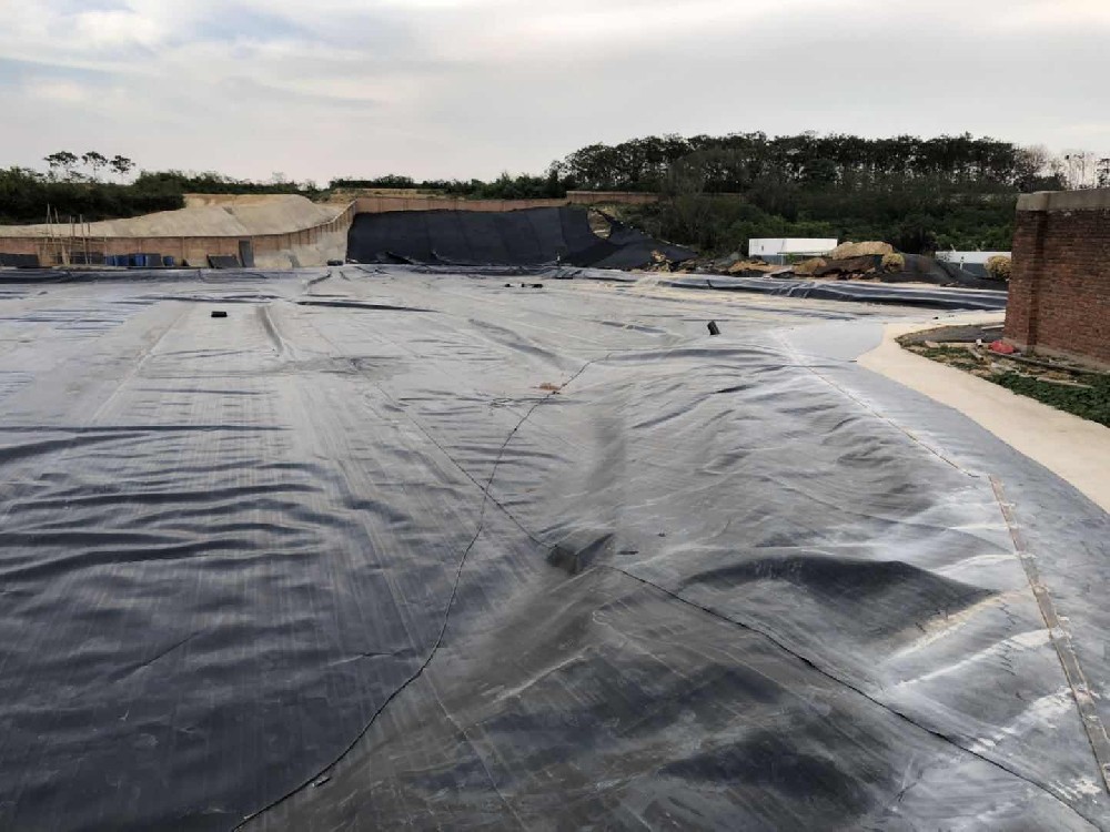 河南螺口垃圾填埋厂渗滤液池覆盖膜施工案例